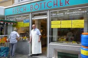 NDR Fernsehen DIE NORDSTORY - FISCHGESCHICHTEN, "Von dicken Dorschen und goldenen Schuppen", am Freitag (30.01.15) um 20:15 Uhr.
Mit 76 Jahren immer noch im Geschaeft - der Fisch-Böttcher.