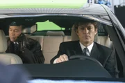 Der wohlhabende Leopold wird auf dem Weg zur Schule entführt. Sein Vater Conrad (Timothy Hutton, hinten) ist entsetzt, den noch fehlt von den Kidnappern jede Spur ...