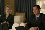 Noch tappen Det. Lilly Rush (Kathryn Morris, l.) und ihr Kollege Det. Scott Valens (Danny Pino, r.) im Dunkeln ...