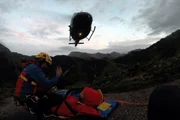 Hubschrauber Christoph 14 ist im Anflug. Ein verletzter Bergsteiger muss von der Wasseralm ins Tal gebracht werden.