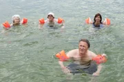 Polizeirat Girwidz (Michael Brandner (2. v. rechts) macht einen Schwimmkurs.