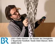Am Modell für die Lichtskulptur "Wirbelwerk" sucht Olafur Eliasson die Farben der Glasdreiecke aus.