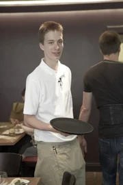 Marco versucht als Servicekraft sein Bestes zu geben. Wir es reichen, um einen Vertrag zu bekommen?