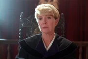 Julia Laubach (Christiane Hörbiger) verhandelt im Hormonskandal.