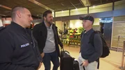 Die Hamburger Polizisten Sajoscha Boss (M.) und Malte Hoffmann begrüßen ihren amerikanischen Kollegen Ryan Herring (r.) am Flughafen.