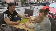 L-R: Marcell präsentiert Vanessa sein Geschenk an sie
