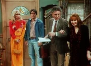 Während Mona (Katherine Helmond, r.) sich über ihren Gast (Ray Buktenica, 2.v.r.) freut, sind Angela (Judith Light, l.) und Tony (Tony Danza, 2.v.l.) sauer.