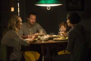 Als Jane (Jaimie Alexander, r.) der Einladung ihres Kollegen Weller (Sullivan Stapleton, 2.v.l.) folgt, der mit seiner Schwester Sarah (Jordana Spiro, l.) und deren Sohn Sawyer (Logan Smith, 2.v.r.) zusammenwohnt, wird ihr bewusst, dass diese davon ausgehen, dass sie deren ehemalige Nachbarin Taylor ist. Stimmt das?