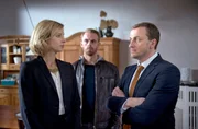 Die schöne Fanny Stöckel (Lisa Bitter, l.) hat Mads (Mads Hjulmand, M.) gebeten, sie nach Hause zu begleiten. Dort erklärt sie Ihrem Ehemann Kurt (Florian Reiners, r.), dass sie sofort aus der ehelichen Wohnung auszieht.