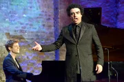 Gastgeber Rolando Villazón singt ein Belcanto-Lied von Vincenzo Bellini, begleitet wird er von Alexej Gorlatch.