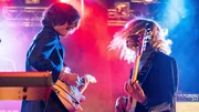 Gruppe "Parcel": "Parcels" mischen Elemente aus Funk, Pop, Elektronik, 70er-Disco und einem Hauch Funk zu einem betörenden und höchst tanzbaren Sound. Hin und wieder ist auch Falsettgesang dabei, und insgesamt bekommt man davon sehr gute Laune – Parcels klingen, als würden die Bee Gees mit Kool & The Gang und den Kings Of Convenience auf ein Surfbrett steigen und einfach drauflos gleiten.