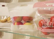 Eine Biokunststofffolie im Weiterreißversuch am Fraunhofer IAP in Potsdam