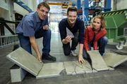 Die "X:enius"-Moderatoren Emilie und Adrian in der Bundesanstalt für Materialforschung: Gemeinsam mit Herrn Dr. Hans-Carsten Kühne (li.) stellen sie Beton her und testen diesen auf seine Stabilität.