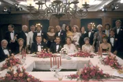 Mit der Hochzeit von Prof. Brinkmann (Klausjürgen Wussow) mit Christa (Gaby Dohm) hat der erste Teil der Schwarzwaldklinik-Serie seinen Abschluss gefunden. (v.l.n.r.: Hans Paetsch, Eva Maria Bauer, Ulrich Beiger, Alexander May, Wolfgang Kieling, Alf Marholm, Marie-Luise Marjan, Werner Kreindl, Gaby Dohm, Barbara Wussow, Marion Kracht, Alwy Becker, Karin Hardt, Karl Walter Diess, Karin Eckhold, Ilona Grübel, Jochen Schroeder, Sascha Hehen, Holger Petzold)