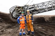 In Garzweiler besucht Julian (li.) ein Braunkohlebergwerk. Mit einem der größten Bagger der Welt trägt Julian, zusammen mit Baggerfahrer Sven, Braunkohle ab.