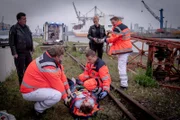 Dr. Haase (Fabian Harloff, r.) und seine Kollegen (Komparsen) kümmern sich um Nino (Jonathan Ohlrogge), den Franzi (Rhea Harder-Vennewald) und Hans (Bruno F. Apitz, l.) verletzt im Hafengelände gefunden haben.