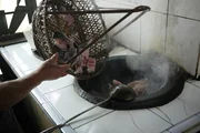 Fischzubereitung im Wok