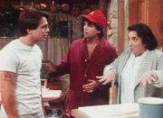 Tonys (Tony Danza, l.) Verwandte aus Italien wollen Cousin Maurizio (Richard Grieco) mit Angela verkuppeln. Besonders Tante Rosa (Antonia Rey, r.) ist von der Idee begeistert.