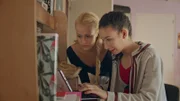 Lena (Jessica Lord, li.) und Ines (Eubha Akilade, re.) haben entdeckt, dass Thea ihr gemeinsames Zimmer mit einer Kamera überwacht. Nun wollen sie herausfinden, warum Thea das tut.