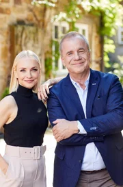 Moderatorin Janin Ullmann, Moderator Hubertus Meyer-Burckhardt mit Teilnehmer