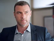 Ray Donovan (Liev Schreiber) muss den Mord an Gangster "Sully" Sullivan vertuschen, eine junge Frau ruhig halten und seine zerrüttete Familie kitten.