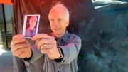 Der Informatiker Larry Tesler arbeite in den 1970er Jahren an dem "Xerox-Alto". Dieser Computer gilt als Urvater der modernen PCs und führte als erstes eine grafische Oberfläche ein.