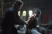 Slade Wilson (Manu Bennett, r.) und Oliver Queen (Stephen Amell)