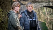 Clare (Siobhan Finneran) und Catherine (Sarah Lancashire, r) machen eine schreckliche Entdeckung. Ryan schwebt in Gefahr.