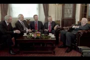 Martin McGuinness (li.) und Tony Blair (3.v.l.) im Kabinett des damaligen irischen Ersten Ministers Ian Paisley (re.) im Jahr 2007 in Belfast