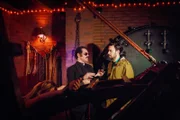Jan Köppen (r.) besucht auf seiner außergewöhnlichen Tour durch die Nacht einen SM-Club und bekommt durch Kiez-Größe Kalle Schwensen die Gelegenheit, einer Live-Performance beizuwohnen.