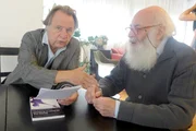 Régis Debray (li.), Philosoph, Schriftsteller und ehemaliger Mitstreiter Che Guevaras, im Gespräch mit Adolfo Kaminsky (re.), einem Kämpfer der Résistance, der auf die Fälschung von Papieren spezialisiert war