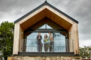 V.l.: Kevin McCloud, Elaine, Micah