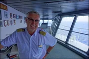 Immer gute Laune auf der Brücke. Kapitän Johnny, ein Norweger, liebt das Meer und sein Riesen-Schiff.