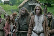 Diana (Erin Karpluk), Dunain (Dave Ward), Ged (Shawn Ashmore) und Thorvald (Alex Diakun) warten auf die Krieger.