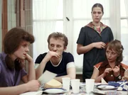 Anita (Barbara Schnitzler), Susi (Madeleine Lierck) und Ella (Monica Bielenstein, v.l.n.r.) gehören zur Narva-Frauenbrigade, über die Regiestudent Ralf eine Reportage drehen soll.