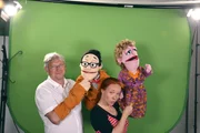 Die Puppen stellen einen Ossi (Frau Ostende) und einen Wessi (Herr Westphal) dar. Gespielt wurden die Puppen von den Puppenspielern Steffi Lampe und Jörg Bretschneider.
(Foto für beide Teile verwendbar!)