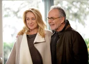 Brothers & Sisters
Aufbruchstimmung - Thanks For The Memories
Staffel 5, Episode 12
Verstehen sich prächtig:
Patricia Wettig als Holly Harper, Ron Rifkin als Saul Holden