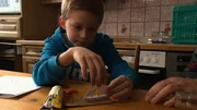 Bennet ist schon fast Profi im Buddelschiffbauen.