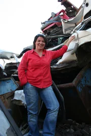 Vera Int Veen läßt das Auto von Doreen verschrotten