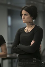 Jane (Jaimie Alexander) erinnert sich an eine Ärztin, die sie in Afghanistan gesund gepflegt hat und die laut Shepherd ums Leben gekommen ist. Kann sie ihrer Ziehmutter glauben?