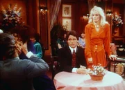 Tony (Tony Danza, M.) und Angela (Judith Light, r.) haben neue Freunde, die nicht gerade sparsam mit ihren Liebesbezeugungen sind.