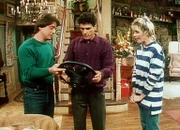 Tony (Tony Danza, l.) übergibt Angelas (Judith Light, r.) Freund Geoffrey (Robin Thomas, M.) die Überreste seines Porsches.