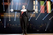 Calixte de Nigremont führt als Zeremonienmeister durch den Zirkusabend.