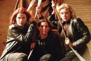 Franziska (Susann Uplegger, re.), Rabe (Birgit Stauber, Mi.) und Lena (Eva Habermann, re.) sehen nur noch einen Ausweg: sie müssen sich durch die Glaswand einer Lagerhalle schwingen um der drohenden Explosion zu entgehen.