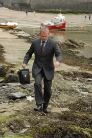 Bei einem Einsatz wird Doc Martin (Martin Clunes) klar, dass der neue Constable nicht nur an Narkolepsie, sondern auch an Platzangst leidet ...