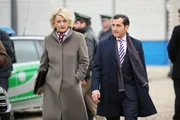 Feinde fürs Leben: Monika Weißhaupt (Saskia Vester) und Ministerialdirigent Lindengruber (Tim Seyfi)