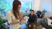 Sarah Fischer,li., erwartet von ihrem Freund Felix Thieme,re. ein neues Handy als Geschenk.
