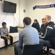 HSV-Nachwuchsscout Florian Graudegus (rechts) im Gespräch mit Talent Shakeel Irshad und seinen Eltern.