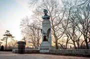 Für die einen ein Verräter, für die anderen ein Held: Edward Snowden. Zwei New Yorker Künstler errichteten im April unerlaubterweise eine Büste des Whistleblowers auf der Säule des Prison Ship Martyrs Monument in Brooklyn.