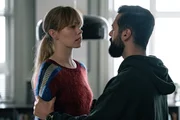 Iyad (Ardalan Esmaili) gibt Victoria (Birgitte Hjort Sørensen) deutlich zu verstehen, dass sie ihre Aufgaben erfüllen muss. Versagt sie, droht ihrem Sohn Oskar große Gefahr.